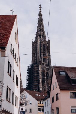 Beyaz ve turuncu alçılı güzel ahşap kiriş evler. Balıkçı Mahallesi. Ulmer Stadtmauer. Fachwerk. Ulmer Muenster