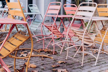 İşsiz bir kafede metal renkli sandalyeler ve masalar