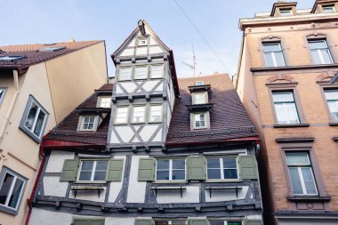 Beyaz ve turuncu alçılı güzel ahşap kiriş evler. Balıkçı Mahallesi. Ulmer Stadtmauer. Fachwerk. Ulmer Muenster