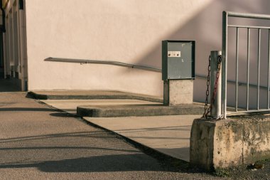 Güneşli bir günde, zıt gölgelerle yeraltı otoparkına giriş.