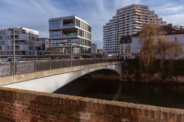 Ulm, Almanya 02.01.2023: Güneşli bir günde, insanlar Tuna Nehri kıyısında yürüyor ve dinleniyor