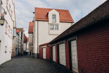 Beyaz ve turuncu alçılı güzel ahşap kiriş evler. Balıkçı Mahallesi. Ulmer Stadtmauer. Fachwerk. Ulmer Muenster