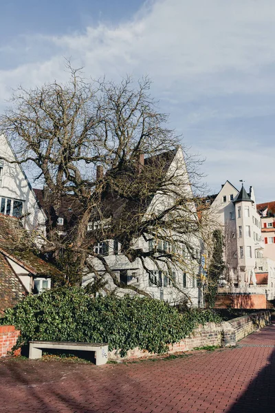 漂亮的旧木梁房子 白色和橙色石膏 渔民的宿舍 Ulmer Stadtmauer Fachwerk Ulmer Muenster — 图库照片
