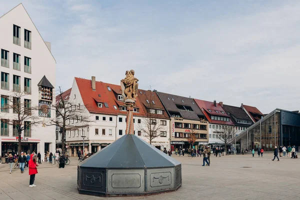 Ulm Alemanha 2023 Fonte Decorada Com Uma Estátua Leão Praça — Fotografia de Stock