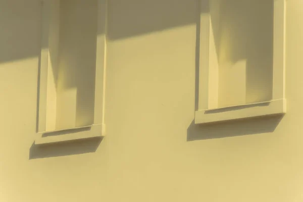Geometria Abstrata Parede Amarela Com Janelas Sombras Fechadas — Fotografia de Stock