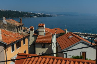 Adriyatik kıyısındaki eski Hırvat evlerinin kırmızı çatılarının manzarası