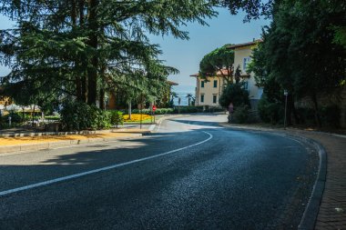 Hırvatistan 'da sahil kenarındaki virajlı yol