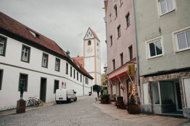 Fussen, Almanya 02.11.2023: Fussen ve Rathaus binasının eski sokakları