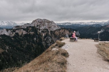 Yalnızlık ve Huzur: Orta Avrupa 'da Teleskopla Dağ Yolundaki Kız