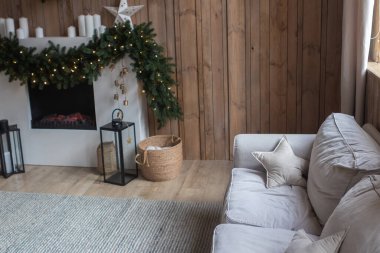 Dekorasyon Ağacı, Şömine ve Ahşap Duvarlı Konforlu Noel Salonu