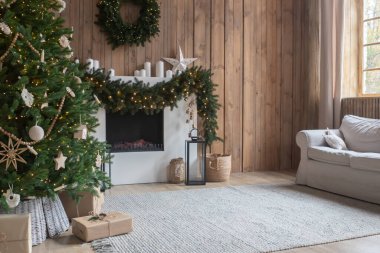 Dekorasyon Ağacı, Şömine ve Ahşap Duvarlı Konforlu Noel Salonu