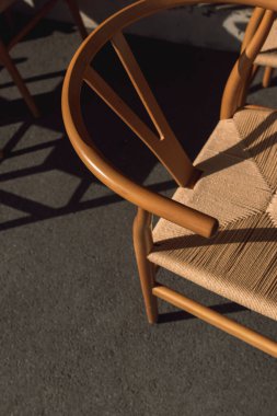 Güneş Işığında Gölgeli Tahta Sandalye