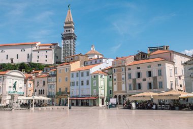 St. George Kilisesi 'nin çan kulesiyle Tartini Meydanı, Piran, Slovenya