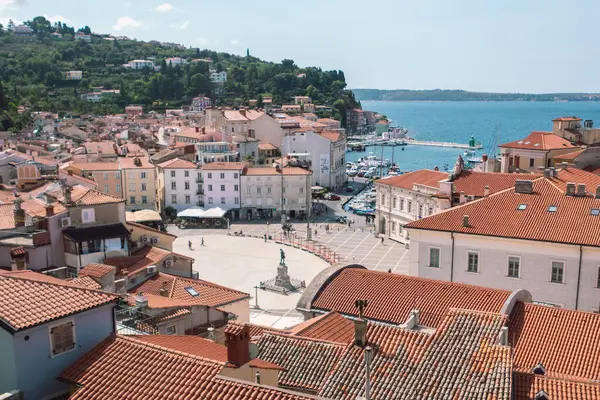 Adriyatik Denizi ve Slovenya manzaralı Piran Eski Kenti ve Tartini Meydanı
