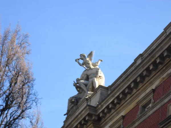 Bir sütundaki melek heykeli