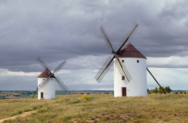 En un logar de La Mancha donde los molinos estan baados por el sol filtradoa traves de unas nubes grises