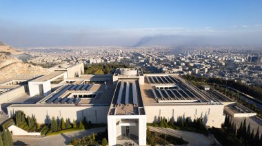 Suriyelilerin Şam 'daki Umayyad Meydanı' nda kutlamaları. Başer el Esad 'ın düşüşü.