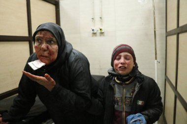 Başer el Esad 'ın muhaliflerini hedef alan güçlerinin hava saldırıları sonucu çocuklar ve kadınlar arasında meydana gelen yaralanmalar. Suriye, 3 Aralık 2024.