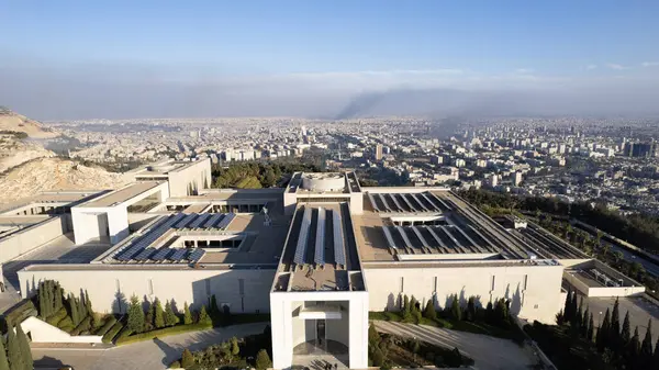 Suriyelilerin Şam 'daki Umayyad Meydanı' nda kutlamaları. Başer el Esad 'ın düşüşü.