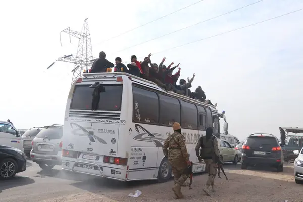 Suriye muhalefeti tarafından tutulan Bashar el Esad 'ın ordusundaki tutuklular. Suriye rejiminin çöküşü. Suriye, 7 Aralık 2024.