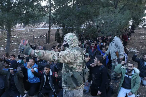 Suriye muhalefeti tarafından tutulan Bashar el Esad 'ın ordusundaki tutuklular. Suriye rejiminin çöküşü. Suriye, 7 Aralık 2024.