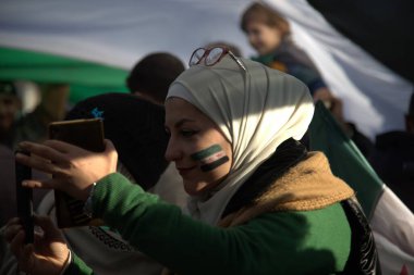 Suriyeliler Başer el Esad rejiminin çöküşünü kutladılar. Suriye Devrimi. Suriye 13 Aralık 2024