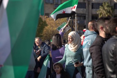 Suriyeliler Başer el Esad rejiminin çöküşünü kutladılar. Suriye Devrimi. Suriye 13 Aralık 2024