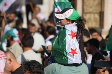 Suriyeliler Başer el Esad rejiminin çöküşünü kutladılar. Suriye Devrimi. Suriye 13 Aralık 2024