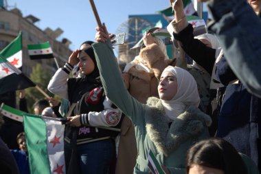 Suriyeliler Başer el Esad rejiminin çöküşünü kutladılar. Suriye Devrimi. Suriye 13 Aralık 2024