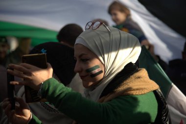 Suriyeliler Başer el Esad rejiminin çöküşünü kutladılar. Suriye Devrimi. Suriye 13 Aralık 2024