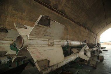İsrail 'in hedeflediği Suriye askeri üssünde askeri uçak ve füzeler. Orta Doğu 'da çatışma. Suriye Ocak 02, 2025