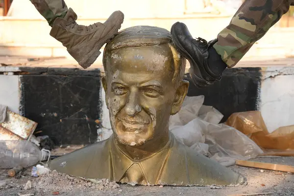 Suriye devriminin zaferi. Suriyeliler, Bashar el Esad 'ın cumhurbaşkanlığından ihraç edildikten sonra heykellerini yok ettiler. Suriye, 10 Aralık 2024.