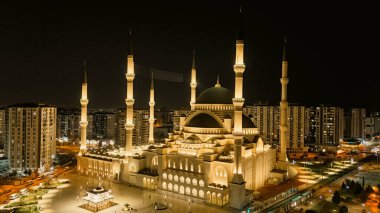 Müslümanlar Ramazan 'da camilere giderler. Gece Müslüman Camii. Trkiye Şubat, 2025