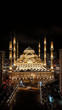 Müslümanlar Ramazan 'da camilere giderler. Gece Müslüman Camii. Trkiye Şubat, 2025