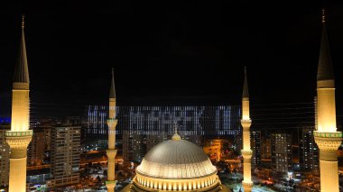 Müslümanlar Ramazan 'da camilere giderler. Gece Müslüman Camii. Trkiye Şubat, 2025