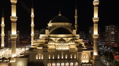 Müslümanlar Ramazan 'da camilere giderler. Gece Müslüman Camii. Trkiye Şubat, 2025