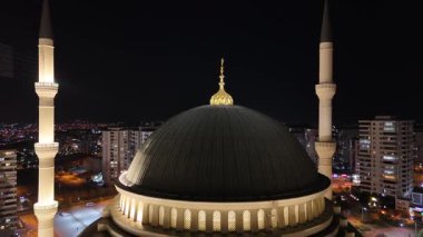 Müslümanlar Ramazan 'da camilere giderler. Gece Müslüman Camii. Trkiye Şubat, 2025