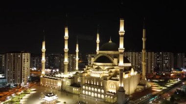 Müslümanlar Ramazan 'da camilere giderler. Gece Müslüman Camii. Trkiye Şubat, 2025