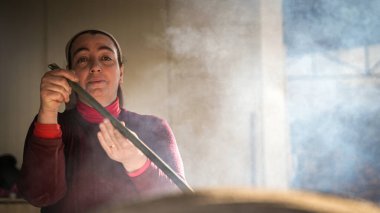 Tandoor 'da (kil fırın) geleneksel Türk ekmeği pişirme. Ramazan gelenekleri ve atmosferi. Ramazan 'da yemek. Trkiye 07 Kasım 2024