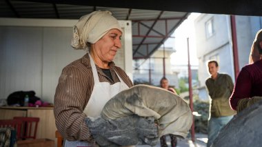 Tandoor 'da (kil fırın) geleneksel Türk ekmeği pişirme. Ramazan gelenekleri ve atmosferi. Ramazan 'da yemek. Trkiye 07 Kasım 2024