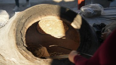 Tandoor 'da (kil fırın) geleneksel Türk ekmeği pişirme. Ramazan gelenekleri ve atmosferi. Ramazan 'da yemek. Trkiye 07 Kasım 2024