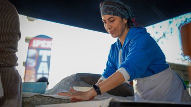 Tandoor 'da (kil fırın) geleneksel Türk ekmeği pişirme. Ramazan gelenekleri ve atmosferi. Ramazan 'da yemek. Trkiye 07 Kasım 2024