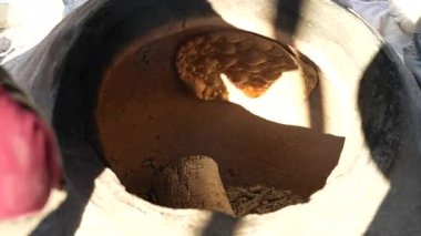 Tandoor 'da (kil fırın) geleneksel Türk ekmeği pişirme. Ramazan gelenekleri ve atmosferi. Ramazan 'da yemek. Trkiye 07 Kasım 2024