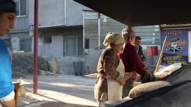 Tandoor 'da (kil fırın) geleneksel Türk ekmeği pişirme. Ramazan gelenekleri ve atmosferi. Ramazan 'da yemek. Trkiye 07 Kasım 2024