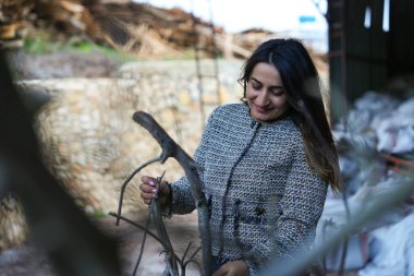 Kadın işlemden önce Laurel Körfezindeki şubeleri açık havada izliyor..