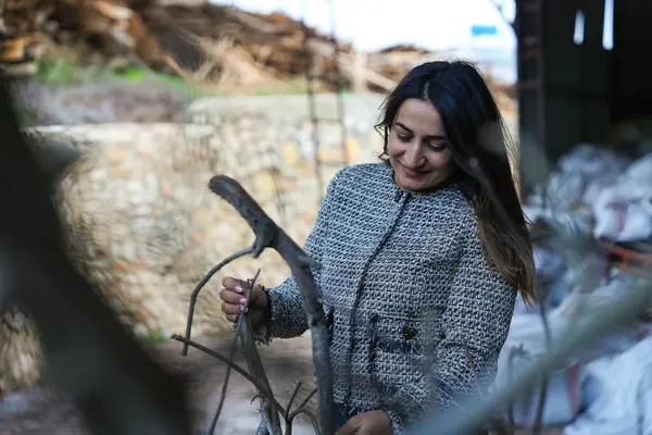 Kadın işlemden önce Laurel Körfezindeki şubeleri açık havada izliyor..