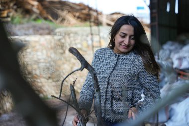 Kadın işlemden önce Laurel Körfezindeki şubeleri açık havada izliyor..