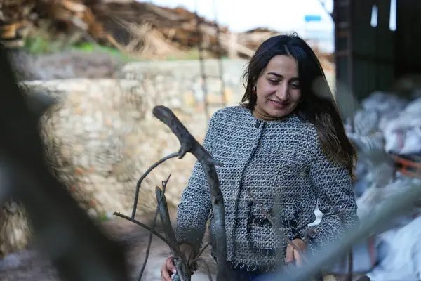 Kadın işlemden önce Laurel Körfezindeki şubeleri açık havada izliyor..