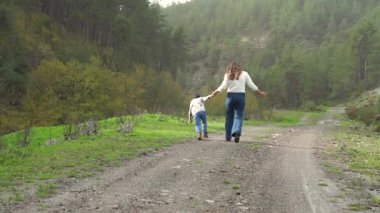  Doğa yürüyüşü sırasında Mutlu Anne ve Çocuk Bağları.