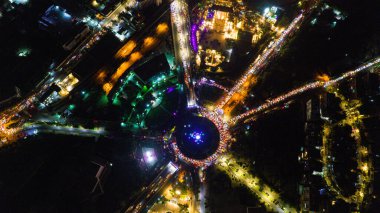 Parlayan şehir. Suriyeliler Şam 'ın orta kesimindeki Umayyad Meydanı' nda kutladılar.